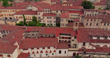 İtalya 'nın Bergamo kentinin havadan görünüşü. Turist kasabasında kırmızı çatıları olan eski sokak ve evlerden oluşan şehir manzarası. Yüksek kalite 4k görüntü