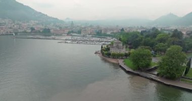 Como City 'yi yukarıdan keşfeden şehir manzarası, kilise kuleleri ve manzaralı dağ manzarası. Yüksek kalite 4k görüntü