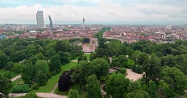 Barış Kemeri 'nin havadan görünüşü, Milan, İtalya. Şehrin ve parkın güzel bir manzarası, şehir merkezinde tarihi binalar ve bir iş bölgesi var. Yüksek kalite 4k görüntü