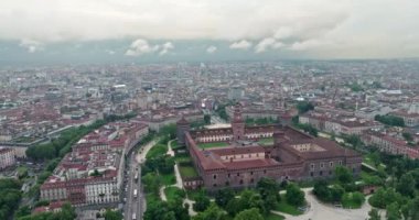 Milans Sforza Kalesi 'ni Keşfedin: Tarihi Mimarinin Hava Görüşleri. Yüksek kalite 4k görüntü