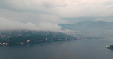 İtalya 'daki Como Gölü' nün havadan görünüşü. Bulutlar kötü havada dağları kaplar. Yüksek kalite 4k görüntü
