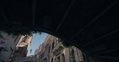 Venedik Kanal Yürüyüşleri: İtalyan Su Kenti 'nin Romantik Köprüleri ve Tarihi Mimarisini Keşfedin. Yüksek kalite 4k görüntü