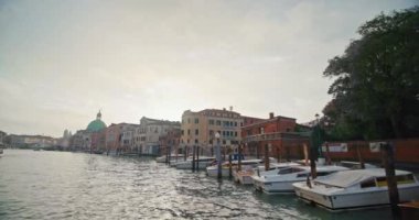 Venices Canal Magic: A Serenade of Boats and Beautiful Urban Architectural Heritage With Tourist Attractions. Yüksek kalite 4k görüntü