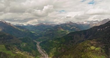 İtalya 'nın Dolomite Alpleri' ndeki Sersemletici Doğa Manzarası Orman Dağ Yamaçları ve Karlı Rocky Tepeleri. Yüksek kalite 4k görüntü