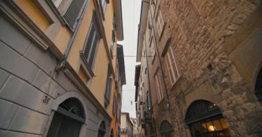 İtalya, Bergamo sokaklarının mimarisinin şehir manzarası. Eski kasabadaki ördeklerin olduğu tarihi sokaklara. Yüksek kalite 4k görüntü