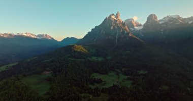 Doğa Majesteleri Sunset, İtalya 'da Dolomitlerin Dokunulmamış Rocky Tepeleri' nin Havadan Görünümü. Yüksek kalite 4k görüntü