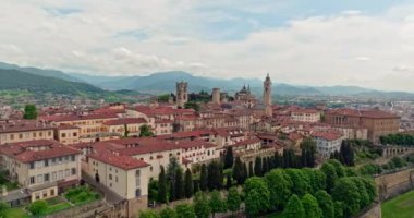 Yukarıdan Bergamo 'yu keşfeden: İtalya' daki Katedral, Tarihi Sokaklar ve Dağlık Manzara. Yüksek kalite 4k görüntü