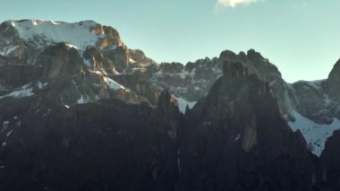 İtalya 'daki Dolomitlerin Dokunulmamış Güzelliğinin Hava Keşfi: Günbatımında Görkemli Rocky Dağlarını Yakalamak. Yüksek kalite 4k görüntü