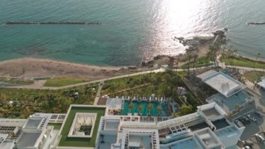 Paphos, Kıbrıs 'ın İnsansız Hava Aracı - Akdeniz Sahili manzaralı Havuzlu Lüks Oteller ve Oteller. Yüksek kalite 4k görüntü