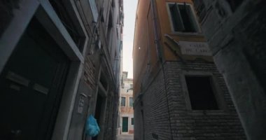 Venedik Macerası: İtalya 'nın Büyüleyici Caddelerini ve Renkli Binalarını Keşfetmek. Yüksek kalite 4k görüntü