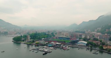Göl manzarası ve İtalya 'daki Como şehrinin havadan görünüşü. Alp kentlerinin dağlarındaki bir turist şehrinin sokakları. Yüksek kalite 4k görüntü