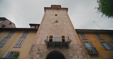 Bergamo İtalya 'da kulesi olan bir kulenin şehir mimarisi. Eski binalar, tarihi sokaklar, Avrupa 'daki Türkistan şehri. Yüksek kalite 4k görüntü