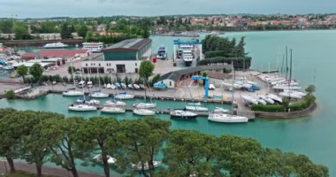 Hava manzaralı Garda Gölü Peschiera del Garda İtalya. Tekneler Alplerdeki bir turist kasabasının kanallarına demirlenmiş durumda. Yüksek kalite 4k görüntü