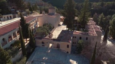 Neophytos Manastırının Manzarası - Kıbrıs Dağlarındaki Güzel Tarihi Kilise. Yüksek kalite 4k görüntü
