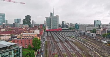 Demiryolu Ritimleri: Milan Merkez İstasyonu 'nun Hava Perspektifi. Yüksek kalite 4k görüntü
