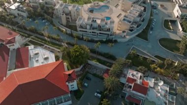 Paphos, Kıbrıs Rum Kesimi - Oteller, havuzlar, güneşlikler ve lüks eğlence için palmiye ağaçlarının yer aldığı kıyı tatil beldeleri. Yüksek kalite 4k görüntü