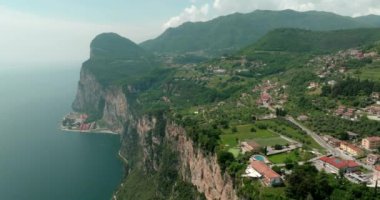 Garda Pieve Gölü Hava Manzarası - Kayalık ve Taşlarla Görkemli Dağ Manzarası Lake Shore, Avrupa Turizm ve Dinlenme. Yüksek kalite 4k görüntü