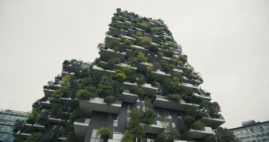 Milano 'daki Kentsel Yeşillik: Bosco Verticales Eco-Apartmanları ve Modern Mimari. Yüksek kalite 4k görüntü