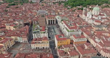 Piazza della Loggia, Brescia, İtalya 'nın havadan şehri. Katedralin kentsel manzarası ve turist kasabasının tarihi meydanı. Yüksek kalite 4k görüntü