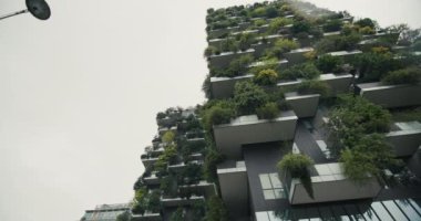 Milans Green Oasis: Bosco Verticales Eco-Apartmanları ve Fütürist Şehirler. Yüksek kalite 4k görüntü