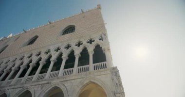 Görsel Ziyafet: Venedik, İtalya 'nın Enfes Mimari Cephelerinin Tarihi ve Romantik Şehrinin Ortasında Çekilmesi. Yüksek kalite 4k görüntü