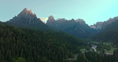 İtalya 'daki Dolomitlerin Muhteşem Hava Manzarası, Çam Ormanları, Dağ Tepeleri ve Rocky Tepeleri. Yüksek kalite 4k görüntü