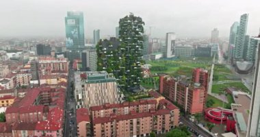 Bosco Verticale: Milans Dikey Ormanı 'nın Büyüleyici Hava Perspektifi ve Kentsel Şehir Manzarası' ndaki Ekolojik Manzara. Yüksek kalite 4k görüntü