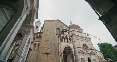 İtalya 'nın Bergamo kentindeki Santa Maria Maggiore Katedrali' nin görkemli mimarisi: Yüksek kalite 4k görüntü