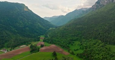 Dolomite Alpleri Üzerinde Gün Batımının Hava Görüntüsü: İtalya 'da nefes kesici Dağ Manzarası. Yüksek kalite 4k görüntü