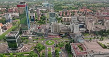 Brescia 'nın Havadan Görüntüleri: Yüksek Binalar, Modern Mimarlık ve Güzel Şehir Manzarası. Yüksek kalite 4k görüntü