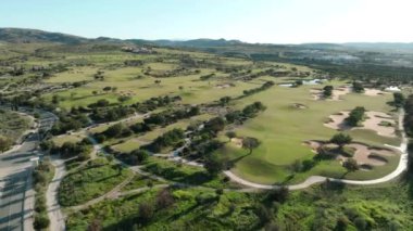 Kıbrıs 'taki Golf Sahalarının Havadan Görünümü - Ağaçlı Manzarası ve Spor Tutkuları İçin Palmiye Ağaçları. Yüksek kalite 4k görüntü