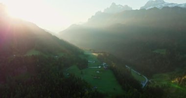 İtalya 'nın Dolomite Alpleri' nde güzel bir günbatımı manzarası. Sihirli saat, güneş ışınları dağları aşıp dağlık vadilere ulaşır. Yüksek kalite 4k görüntü