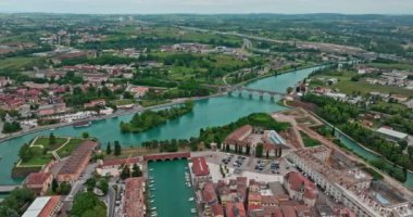 Garda Gölü 'nün Havadan Keşfi del Garda, İtalya - Urban Waterways ve Yelkenli Tekneleri, Seyahat ve Turizm için ideal. Yüksek kalite 4k görüntü