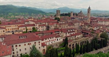 Bergamo, İtalya 'nın çarpıcı havacılık şehri: Katedral, Tarihi Sokaklar, Eski Evler ve Dağ Manzaraları. Yüksek kalite 4k görüntü