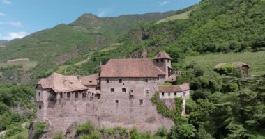 İtalya 'nın Alplerindeki Bolzano Kalesi' nin havadan görünüşü. Dağda yüksek duvarları olan eski bir kale, Avrupa 'da turizm ve seyahat. Yüksek kalite 4k görüntü