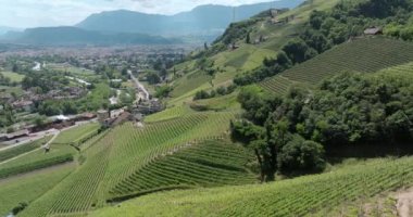 Bolzano, İtalya 'nın Dolomite Alplerindeki hava manzarası. Dağlarda, evlerde, caddelerde, turist kasabalarında güzel şehir büyücüleri. Yüksek kalite 4k görüntü