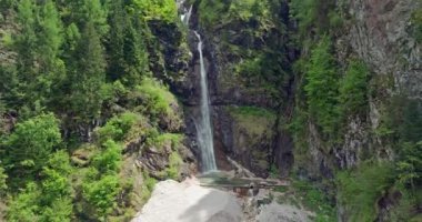 İtalya 'nın Dolomite Alplerinde Şelale Şelalesi' nin nefes kesici manzarası. Yüksek kalite 4k görüntü