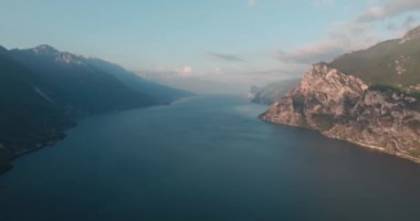 İtalya 'nın Dolomite Alpleri' ndeki Garda Gölü manzarası. Doğa manzarası dağ sıraları turist gölü kıyısında kayalık tepeler, seyahat ve doğanın inanılmaz güzelliği..