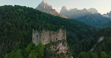 Dolomite Alpleri, İtalya 'daki Castel Belfort' un hava manzarası. Dağların tepesindeki bir kalenin yıkıntıları dağ ormanlarının ortasındaki güzel doğal bir manzara. Yüksek kalite 4k görüntü