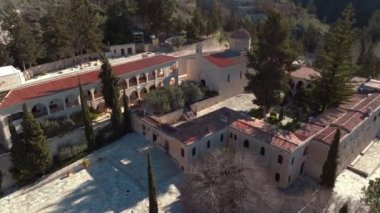 Kıbrıs 'taki Neophytos Manastırı Havadan Görünümü - Büyüleyici Dağ Mimarisi ve Tarihi Kilise Binaları. Yüksek kalite 4k görüntü