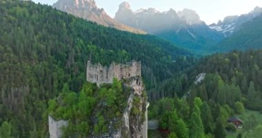 Dolomite Alpleri, İtalya 'daki Castel Belfort' un hava manzarası. Bir dağ manzarasındaki antik bir binanın kruvasan kalıntıları, Avrupa turizmi. Yüksek kalite 4k görüntü