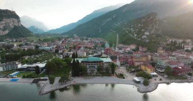İtalya 'nın Riva del Garda kentinin havadan görünüşü. Alplerdeki bir gölün kıyısındaki turist kasabası gün batımında seyahat edip dinleniyor. Yüksek kalite 4k görüntü