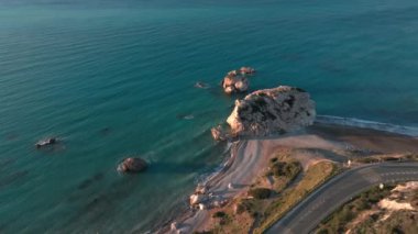Şaşırtıcı Doğal Güzelliğin Hava Manzarası - Kıbrıs Adası 'ndaki Rocky Sahil Hattı Sahilleri, Petra tou Romiou, Dalgaların İnanılmaz Doğada Kayalara Çarptığı Bir Turist Cenneti. Yüksek kalite 4k görüntü