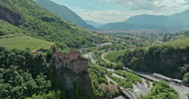 Alplerdeki Bolzano Kalesi 'nin nefes kesici hava manzarası Orman ve Dağ Manzaralı Tarihi İtalyan Kalesi. Yüksek kalite 4k görüntü