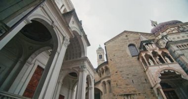 Bergamo 'daki Santa Maria Maggiore Katedrali' ne Turist Seyahati: İtalyan Tarihi Bazilikasını Keşfetmek. Yüksek kalite 4k görüntü