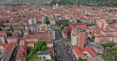 Brescia İtalya 'nın havadan şehir manzarası. Tarihi turizm merkezinde sokak ve yolların kentsel manzarası. Yüksek kalite 4k görüntü
