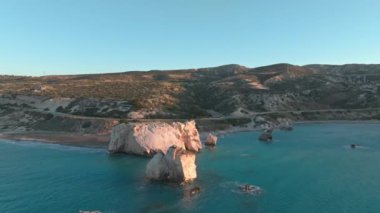 Birds Eye View of Magnificent Natural Pcenery - Rocky Coastline Plaaches of Cyprus Island, Afrodit Rock, Dalgaların Doğada Kayalara Çarptığı Turist Resort. Yüksek kalite 4k görüntü