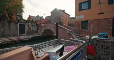 Venedik 'te Çevre Temizliği: Çöp Kutuları ve Poşetler, İtalya Şehri' nin Korunması. Yüksek kalite 4k görüntü