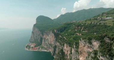 İtalya Garda Pieve Gölü 'nün havadan görünüşü. Alpler 'in kayalık yamaçlarında uçurumlar göle, turizm ve seyahat. Yüksek kalite 4k görüntü