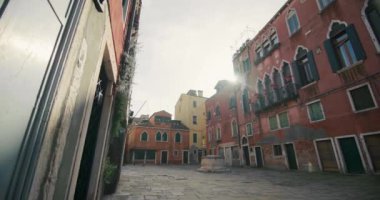 Venices Urban Landscape: Sabah Güneşi Altında Çok Renkli Evleri Yakalamak. Yüksek kalite 4k görüntü